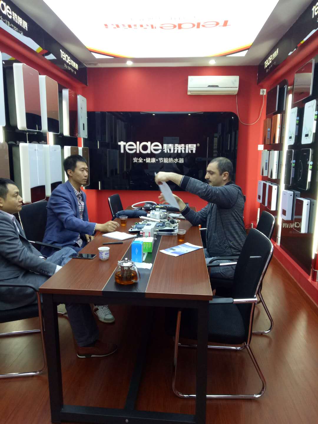 烈歡迎俄羅斯客戶蒞臨我司，恭賀成功簽約！